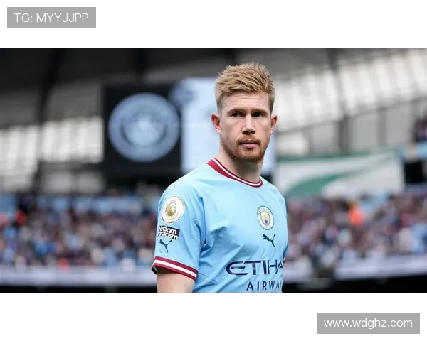 曼城球员走进曼彻斯特儿童医院送上礼物传递足球节日温暖快乐力量