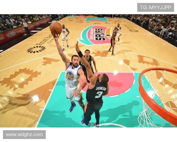 约翰逊接球三分强投命中马刺末节拉开18分胜局在望雷霆剩3分钟